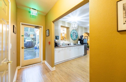 Cathlamet Condo | NEW! Hotel Cathlamet Room 218 - Queen Suite