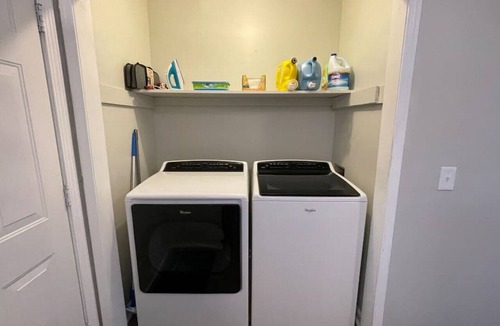 Commerce Apartment | ⚡NEW! King Beds, 86` Roku TV, Firepit & Grill⚡