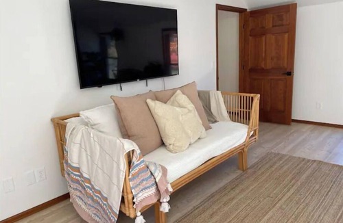 Parkside House | New Modern Chic Studio/soaking tub/bike path