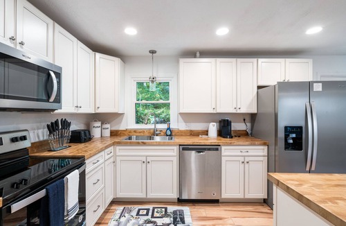 Linden Cottage | New! Modern family cottage oasis with fast WiFi and pet friendly.