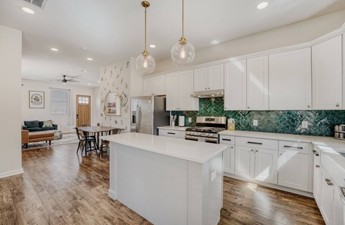 St. Johns House | New Modern Retreat | Near Downtown+Domain+Airport