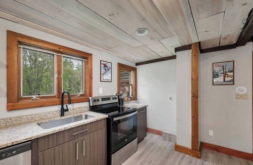 Campton Hollow House | NEW! NH Getaway l HOT TUB l NearWhiteMountain