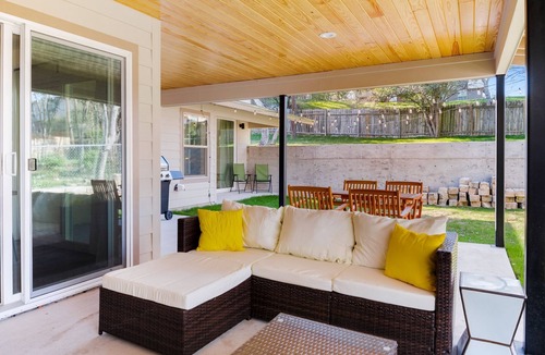 South Congress House | NEW! Private Backyard ~ 3 Mins to DT ~ Steps to SoCo ~ Grill, Coffee, Outdoor TV