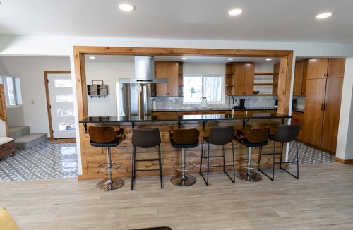 Oshkosh House | New Renovation! Gorgeous Lake Views! Outdoor Hot Tub, Huge open concept rooms!