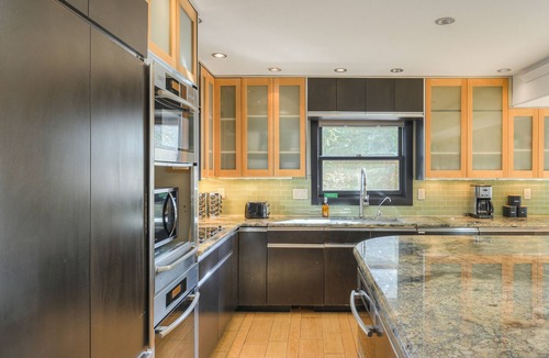 Historic District Villa | NEW Skyfall Haus Duo - 6BR Ultimate Downtown Pad 22034