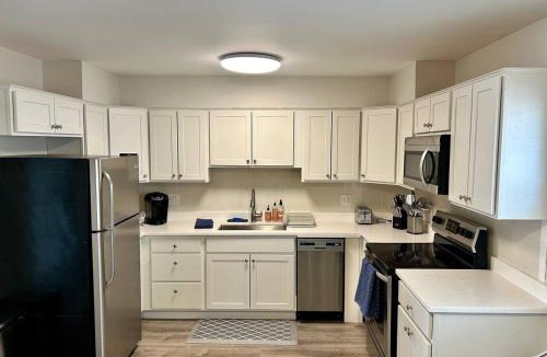 Russell Apartment | New updated Apt Half A Mile to Downtown Libertyville
