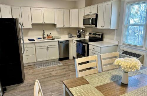 Russell Apartment | New updated Apt Half A Mile to Downtown Libertyville