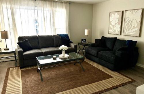 Russell Apartment | New updated Apt Half A Mile to Downtown Libertyville