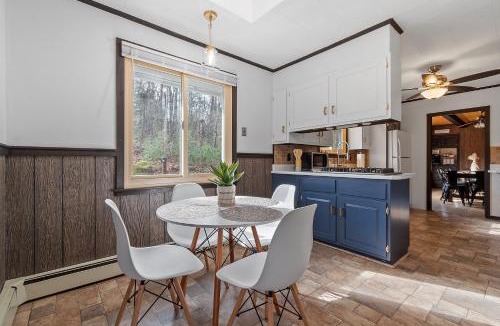 Tamworth House | NEW! Woodland Retreat - Hot tub Game Room Firepit
