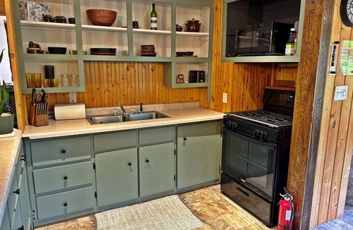 Tomahawk House | Newly Remodeled Riverfront Cabin – Kayaks, Sunset Views & Northwoods Charm