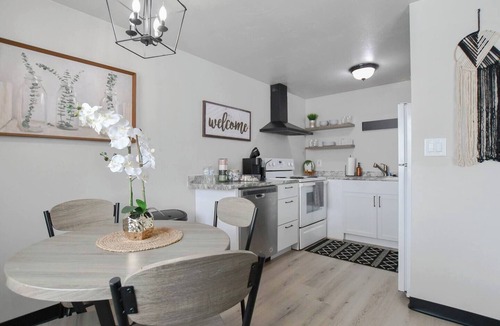 Bellevue Apartment | Newly Updated Two-bed Upper Suite in Green Bay