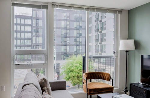 Mann Apartment | Nice Central District Studio w/Gym, near Parks & Dining, by Blueground