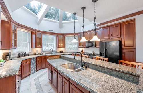 Bartlett House | Nordic Village Resort—Château Grand Master Suite