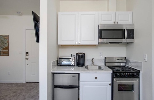 North Bend Apartment | North Bend Downtown Suite with private back yard, hot tub. NO FLOOD IMPACT
