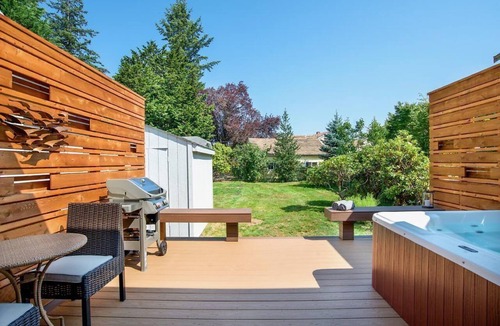 North Bend Apartment | North Bend Downtown Suite with private back yard, hot tub. NO FLOOD IMPACT