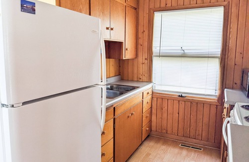 Buckingham Cabin | Oak Lodge - Sleeps up to 6 - Full Kitchen & Pet Friendly