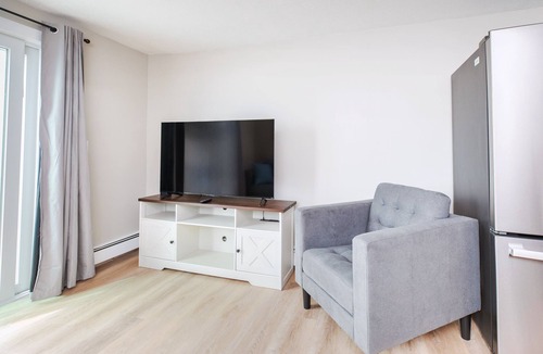 Hampton Apartment | Oceanfront Apartment w/2 Bedroom + den & pool access