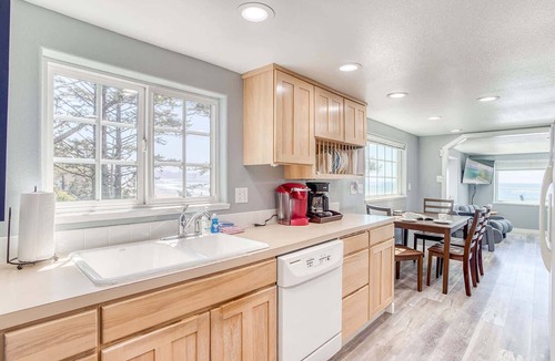 Oceanside House | Oceanview Group Getaway in Prime Beachside Location