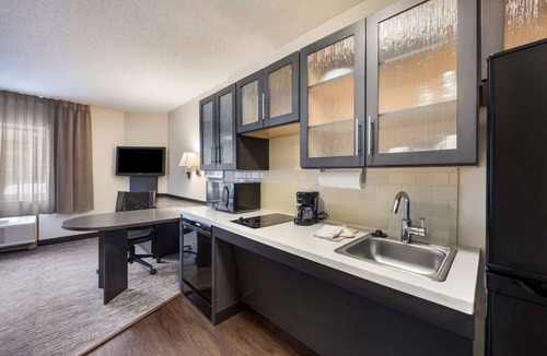 Warrenville Hotel | Offering Spectacular Stay! Full Kitchen, Pet-friendly, Near Cantigny Golf Club!