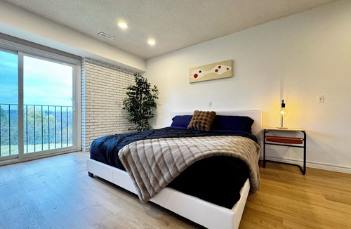Bayview Woods - Steeles House | Old Brick Style Mansion With Indoor Pool