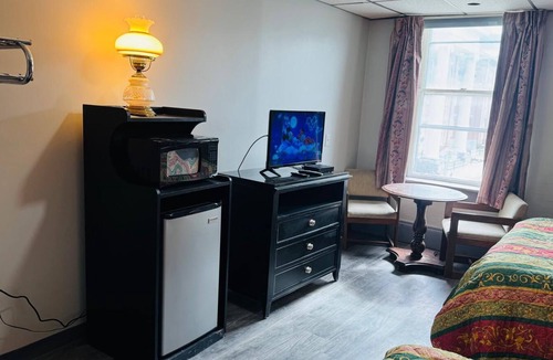 Bath Hotel | Old National Hotel