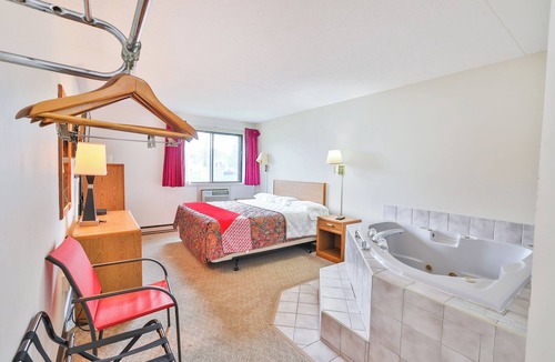 Pipestone Historic District Hotel | OYO Hotel Pipestone MN, Canterbury Park
