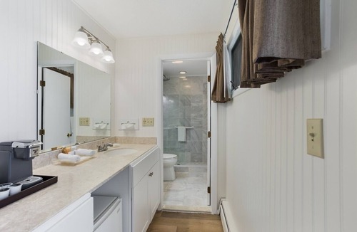 Manchester Center Resort | Palmer House Resort - Deluxe Two Double Beds 5