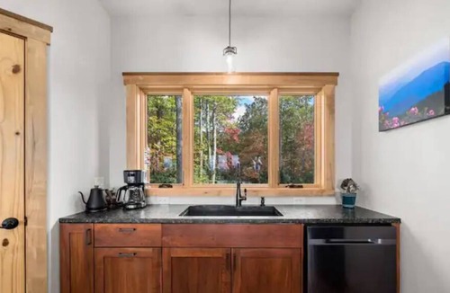 Penrose Cabin | Panoramic Mtn View’s-Sauna-Hot Tub-Game Room-Waterfalls, hiking, biking w/in min