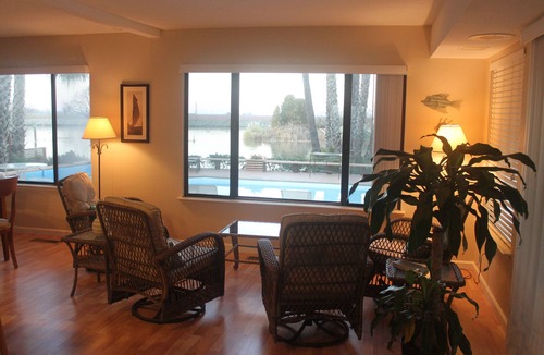 Discovery Bay House | Paradise Point. 1 minute to fast water and a beach! Pool, Spa, Dock. Sleeps 10