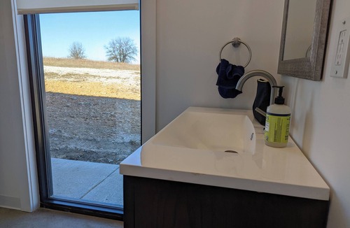 Neal Cabin | Peaceful 1-bedroom cabin with AC in charming Flint Hills of Kansas