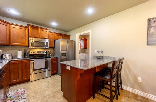 Powell House | Peaceful 3BR Base Close to NWA Events & Trails. Secure Garage and Jetted Tub.