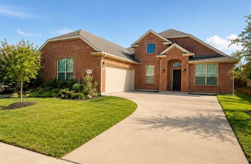 Midlothian House | Peaceful Escape | Backyard | Community Pool & Park