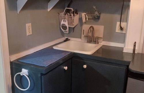 Oaks Apartment | Peaceful ground floor 1-bedroom apartment with AC