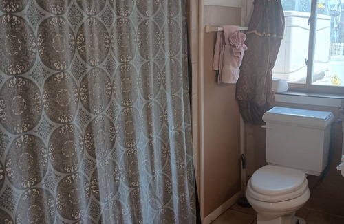 Oaks Apartment | Peaceful ground floor 1-bedroom apartment with AC