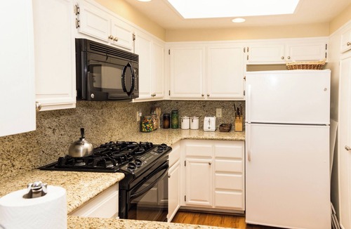 Santa Ana Heights Condo | Peaceful Sunny Beach-Adj Dual Master PENTHOUSE Family Friendly Condo