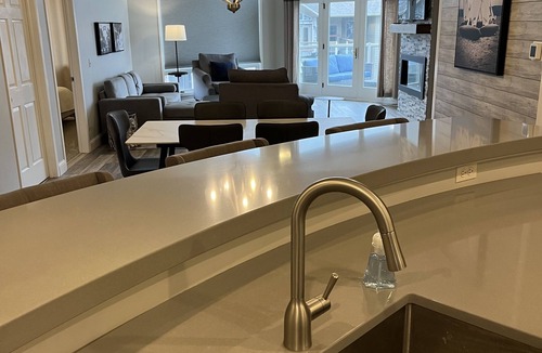 Arnolds Park Condo | Penthouse Luxury with Lake Views & 6 FREE waterpark passes daily at Bridges Bay.