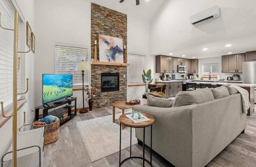 Paradise Estates Cabin | Perch - Spacious Modern Cabin w/Hot Tub, BBQ & Cali- King-Sized Bed | Pet-Friendly