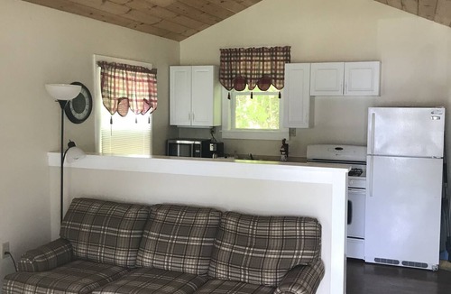 Salisbury Cottage | Perfect 2-bedroom Lake Dunmore cottage in Salisbury for a relaxing getaway.