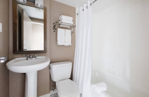 West End Apartment | Perfect DC Stay | Full Kitchen + Wi-Fi | Walk to National Monuments & Georgetown