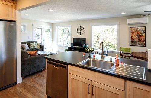 Hood River House | Perfect for GROUP gatherings! Short walk to Downtown HR, river views