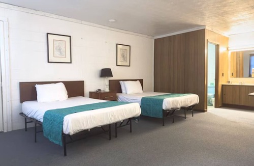 Spencer Hotel | Perfect Haven for Exploring Outdoors | Buck Knob Peak Nearby | 4 Units