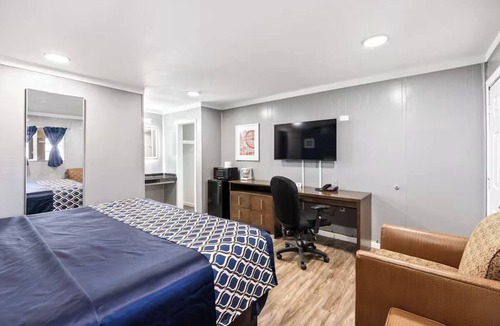 Cleburne Hotel | Perfect Vacation Stay: Relax in Stylish Room + Explore Local Cleburne Landmarks