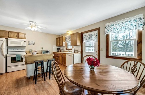 Old Mystic Cabin | Pet-Friendly 1BR Cottage Retreat Near Downtown Mystic, Connecticut