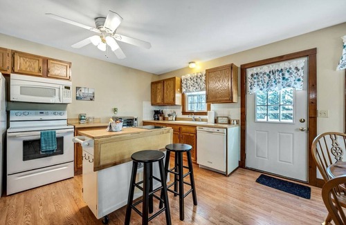Old Mystic Cabin | Pet-Friendly 1BR Cottage Retreat Near Downtown Mystic, Connecticut