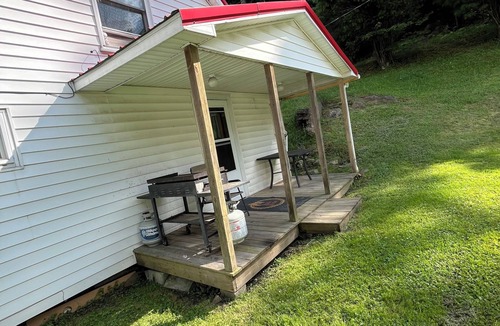 Bramwell House | Pet friendly 4-bedroom house in Bramwell across from HMT's Pocahontas trailhead