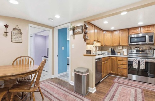 Edgewater House | Pet-Friendly Edgewater Cottage Big Fenced Yard