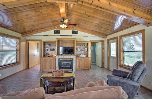 Calera House | Pet-Friendly Efficiency Cottage w/Pool!