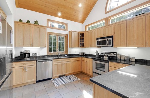 Bethel House | Pet Friendly, Fireplace, Hot Tub, Outdoor Firepit