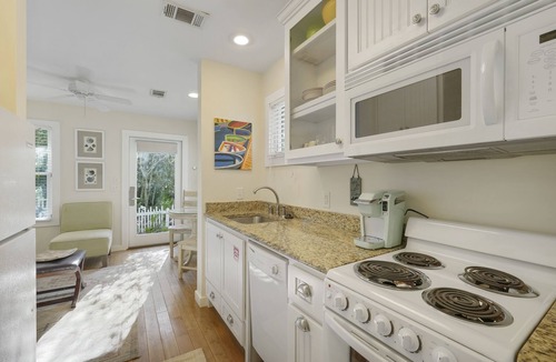 Seaside House | Pet Friendly In Seaside - 3 Houses to Beach, Guest Cottage + 2 Adult Bikes!
