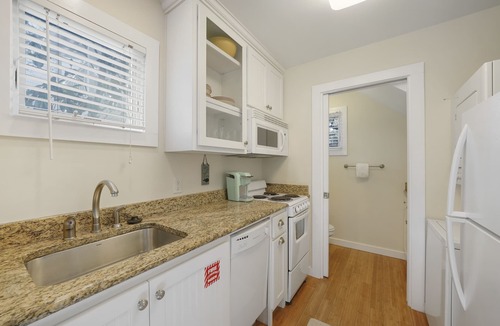 Seaside House | Pet Friendly In Seaside - 3 Houses to Beach, Guest Cottage + 2 Adult Bikes!
